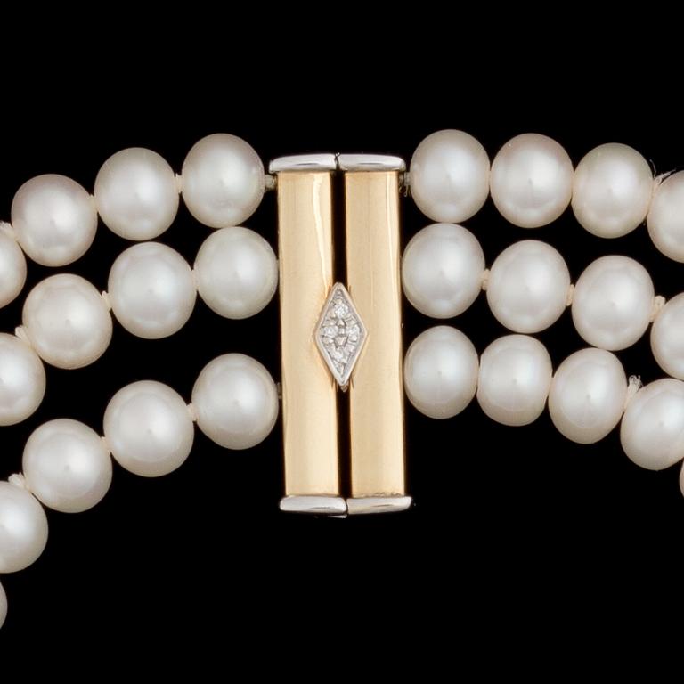 A NECKLACE, cultured pearls, clasp in 18K gold with brilliant cut diamonds.