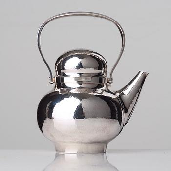 An Eric Löfman sterling teapot, executed by Markström Uppsala 1976.