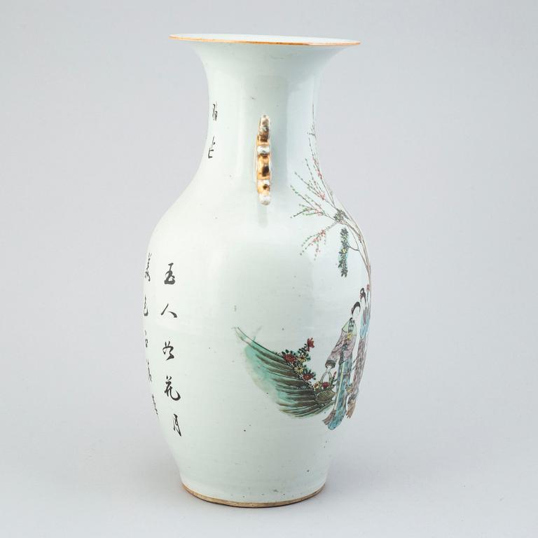 A Chinese vase, 20th Century.