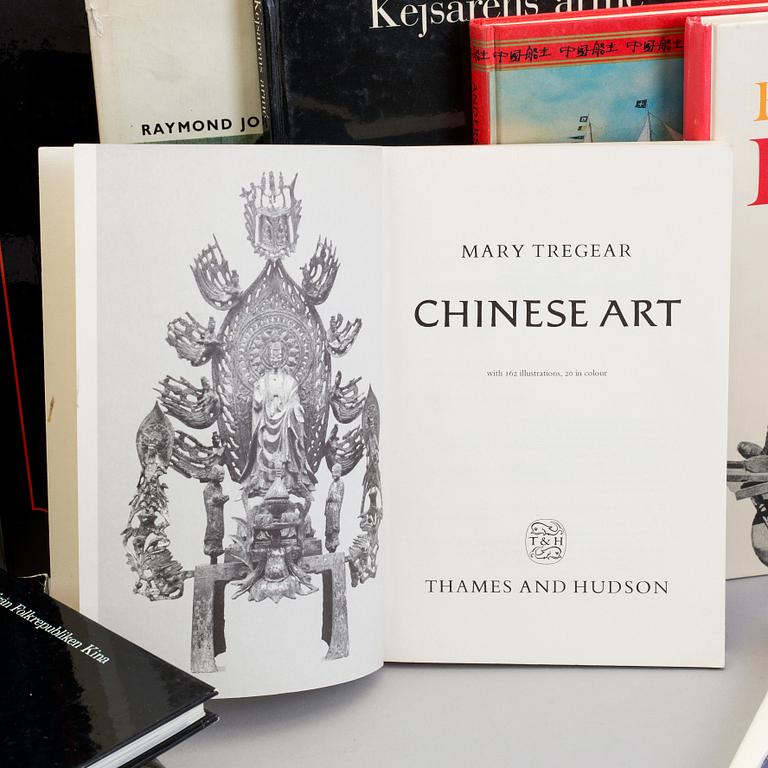 A COLLECTION OF 14 BOOKS/CATALOGUES ABOUT CHINESE AND JAPANESE ART.