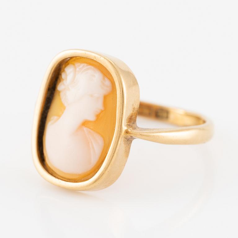 Ring in 18K gold with a shell cameo.