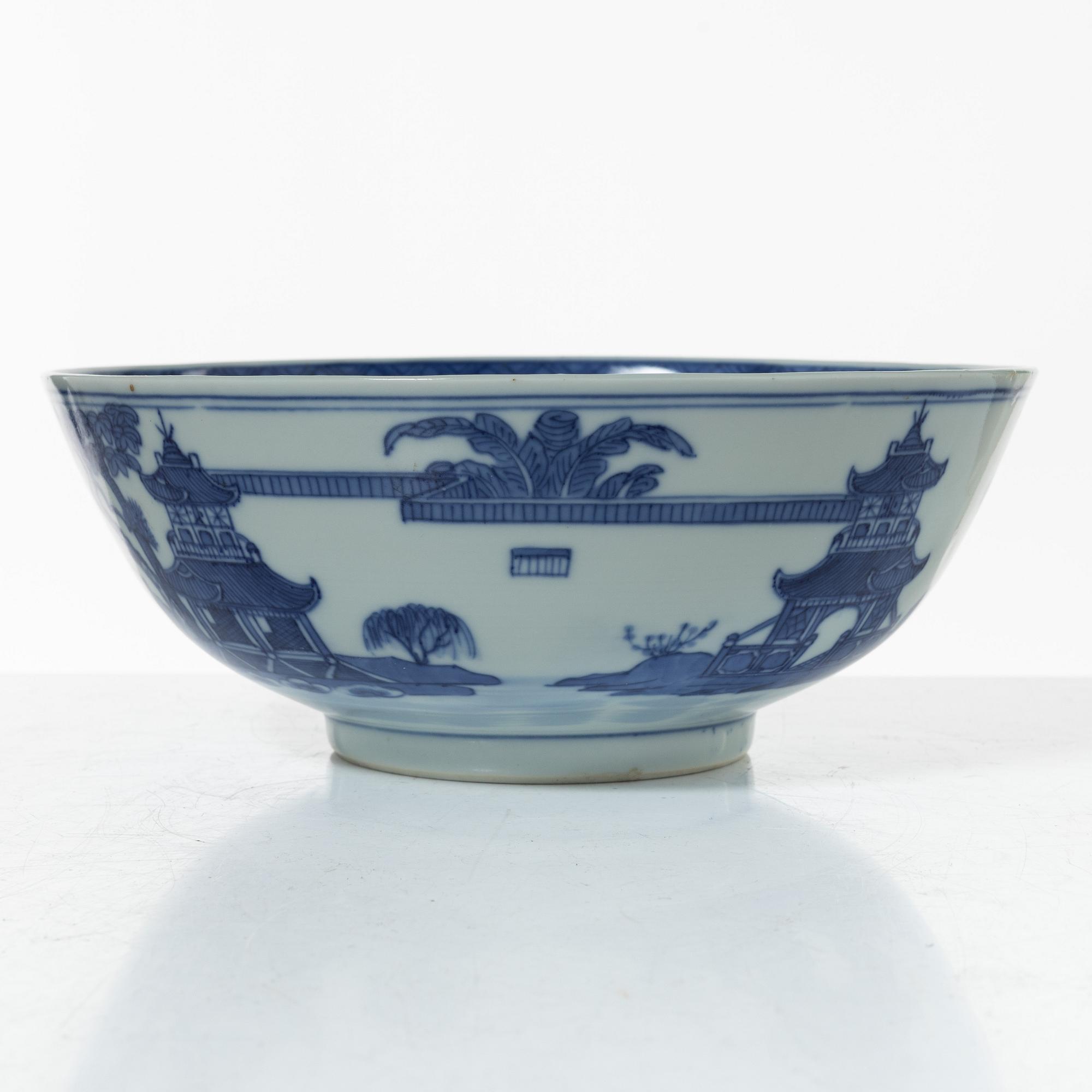 A blue and white export porcelain bowl, China, Qing dynasty early 19th century.