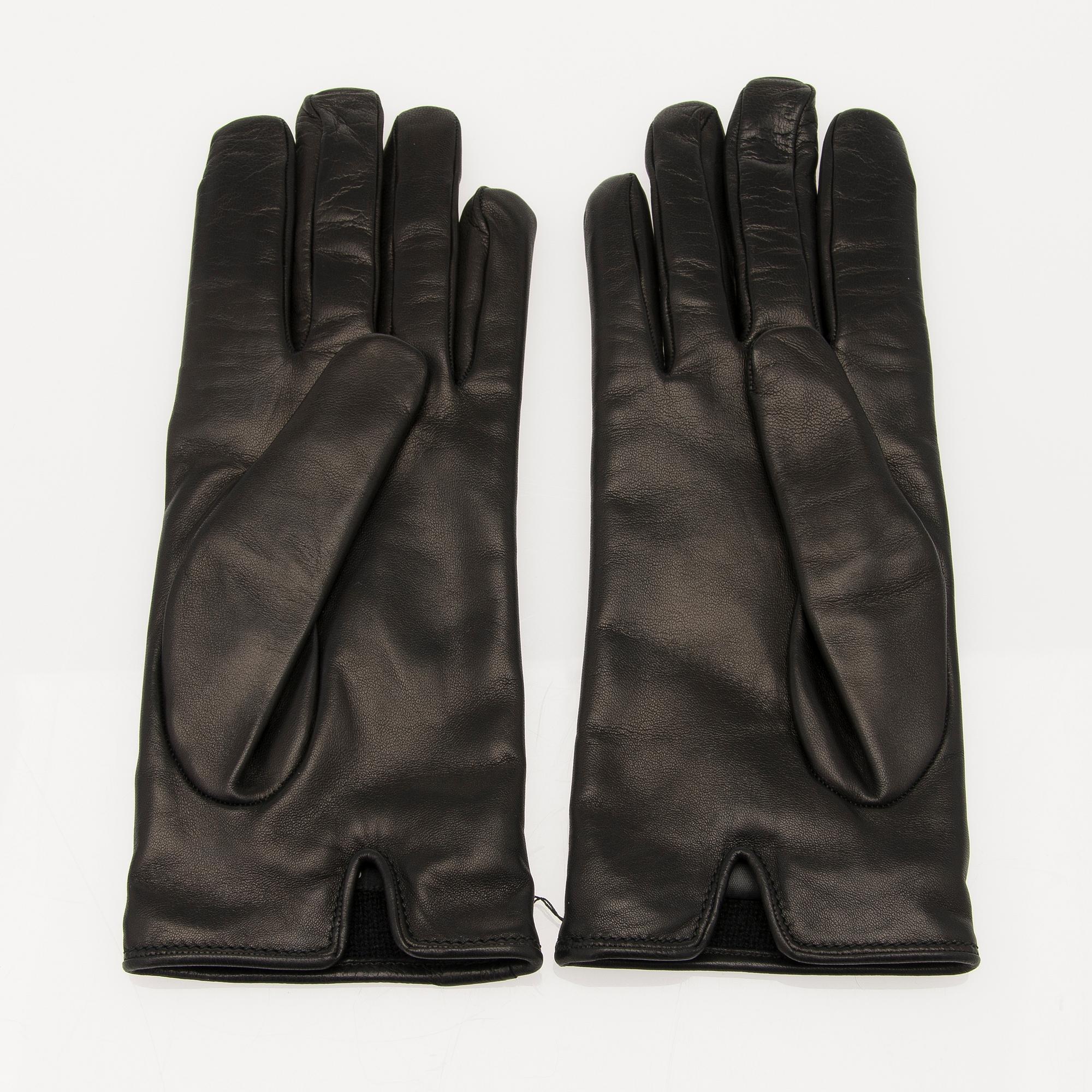 A pair of Gucci ladies' leather gloves.