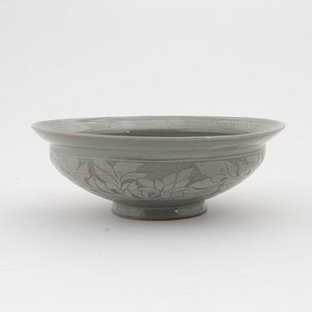 A slip decorated celadon bowl for the South East Asian market, 20th Century.