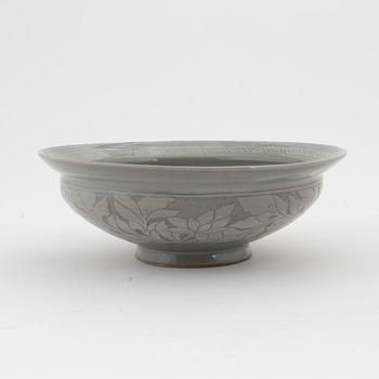 A slip decorated celadon bowl for the South East Asian market, 20th Century.