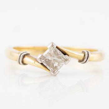 Ring 18K gold with princess-cut diamond.