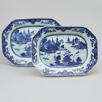 STEKFAT, ett par, porslin, Kina, 1700-tal.