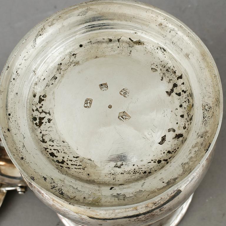 STOP, silver, Newcastle, troligen 1751. Vikt ca 675 gram.