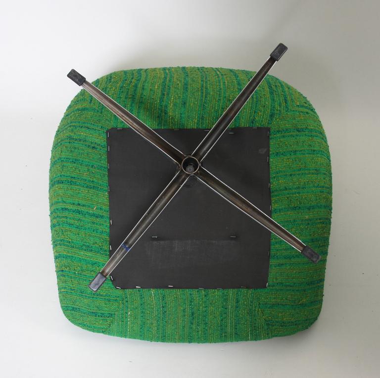 SNURRFÅTÖLJER, ett par. 1970-tal.