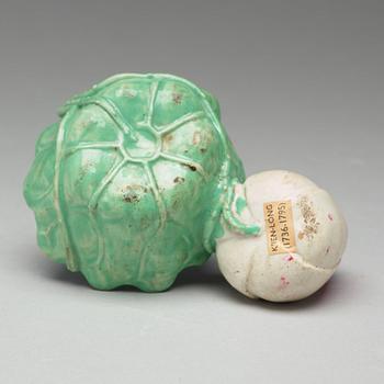 PENSELBAD med VATTENDROPPARE, porslin. Qing dynastin, 1800-tal.