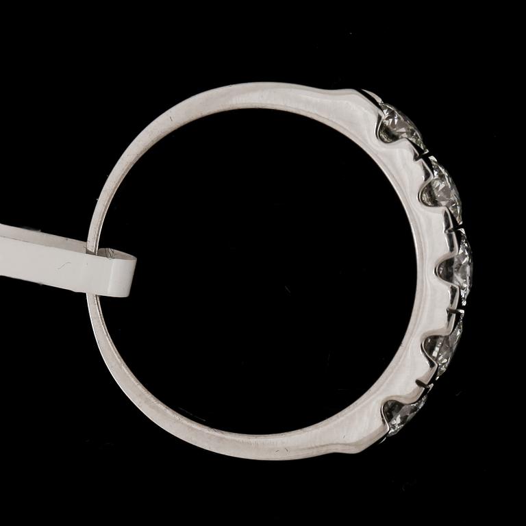 RING, 18k vitguld med briljantslipade diamanter tot ca1,05ct. Vikt 4,2g.