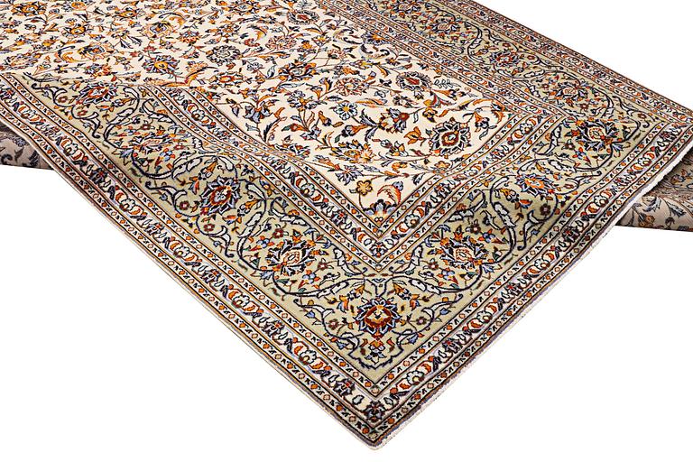 A carpet, Kashan, ca 356 x 248 cm.