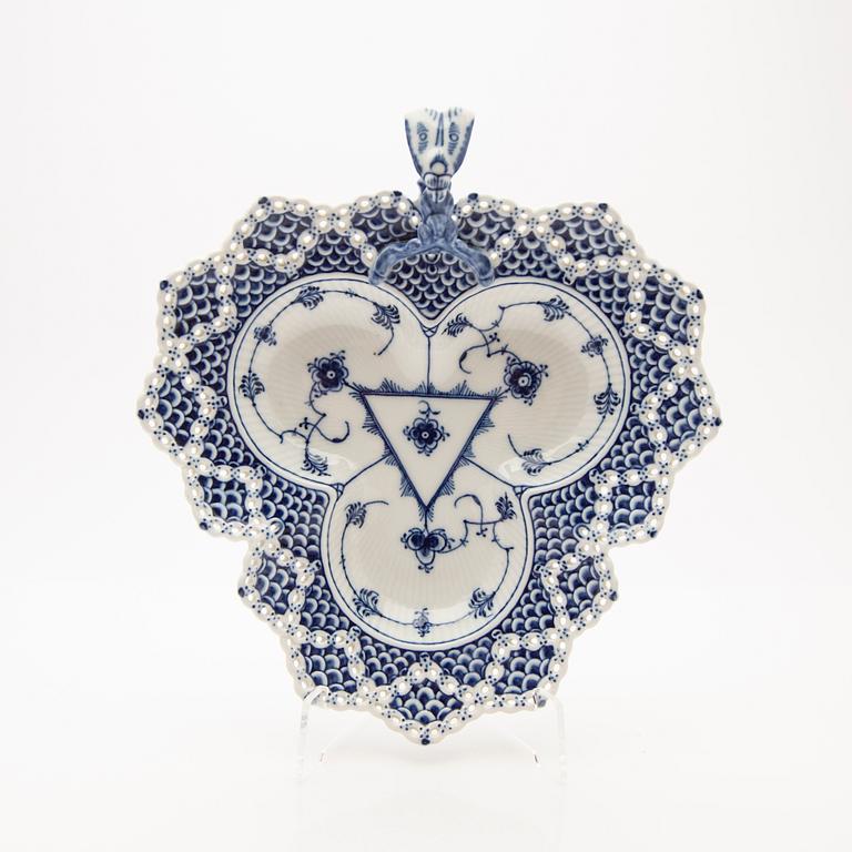 Royal Copenhagen, Serving dish. porcelain, "Musselmalet helblond", Royal Copenhagen, model 1/1077, 1969-1974.