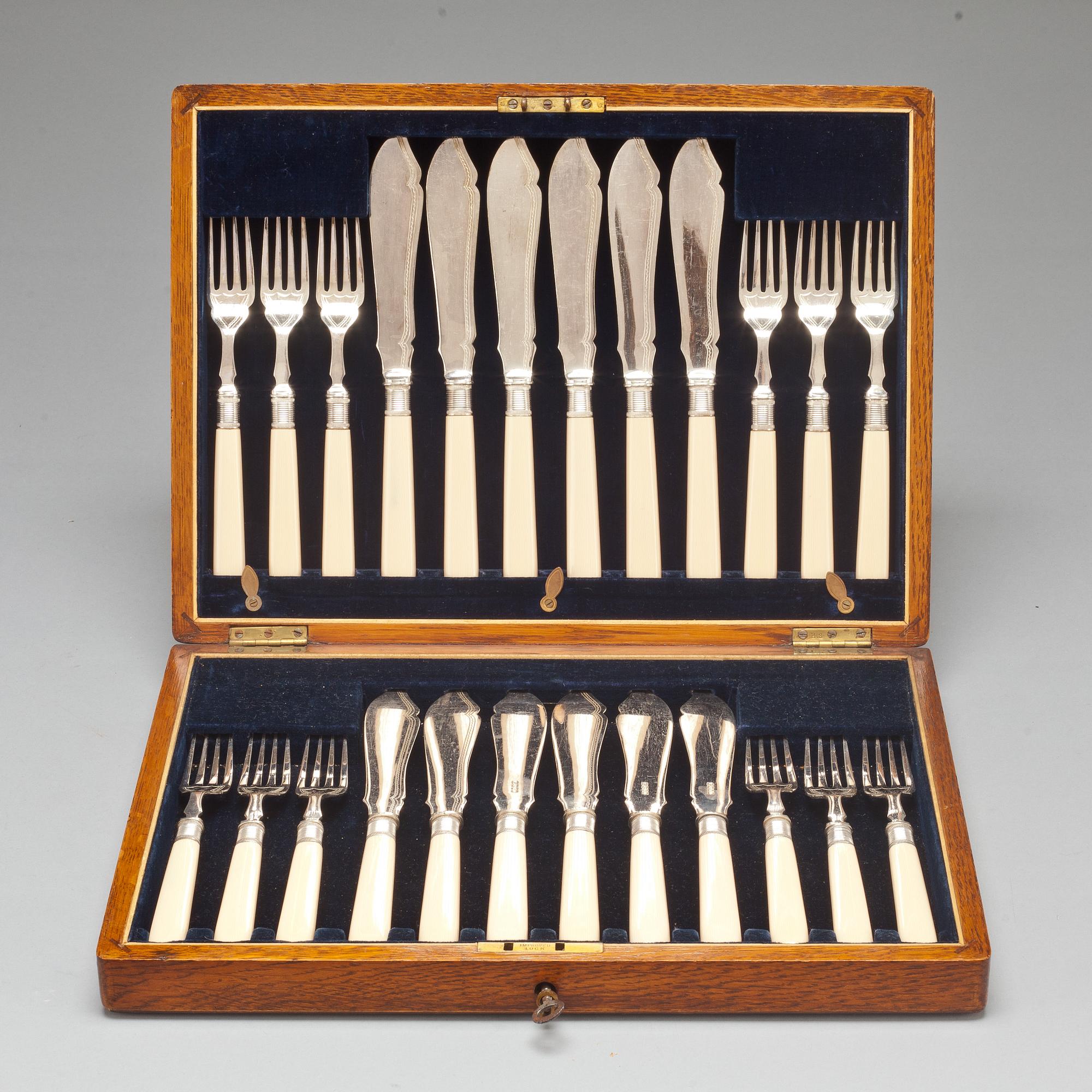 SCHATULL MED FISKBESTICK, 24 delar, pläter. England. 1900-talets första hälft.