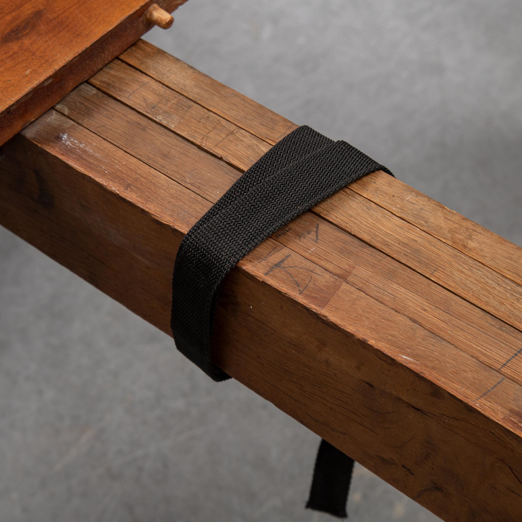 A english style dining table from the first half of the 20th century.