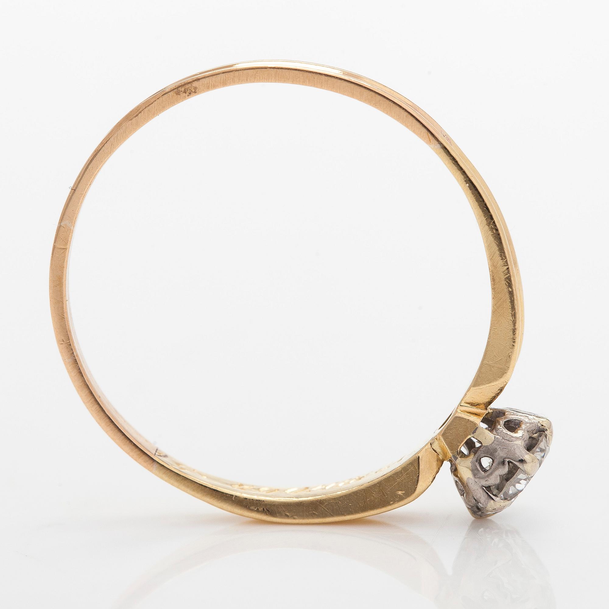 Ring in 18K gold with a brilliant-cut diamond.