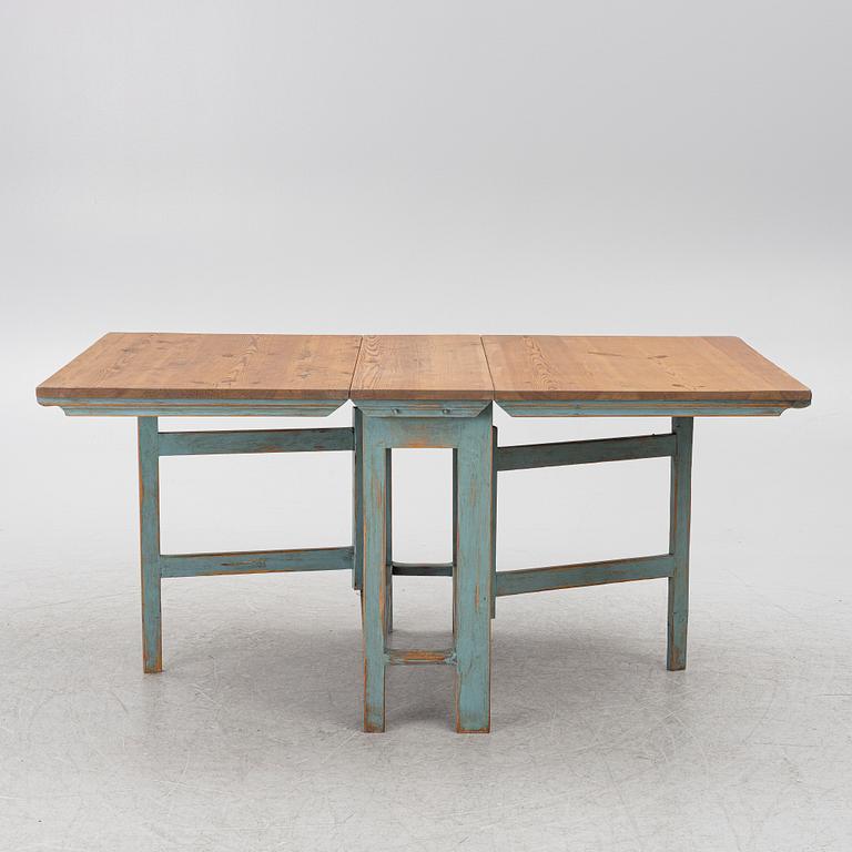 A drop-leaf table, 19th century.