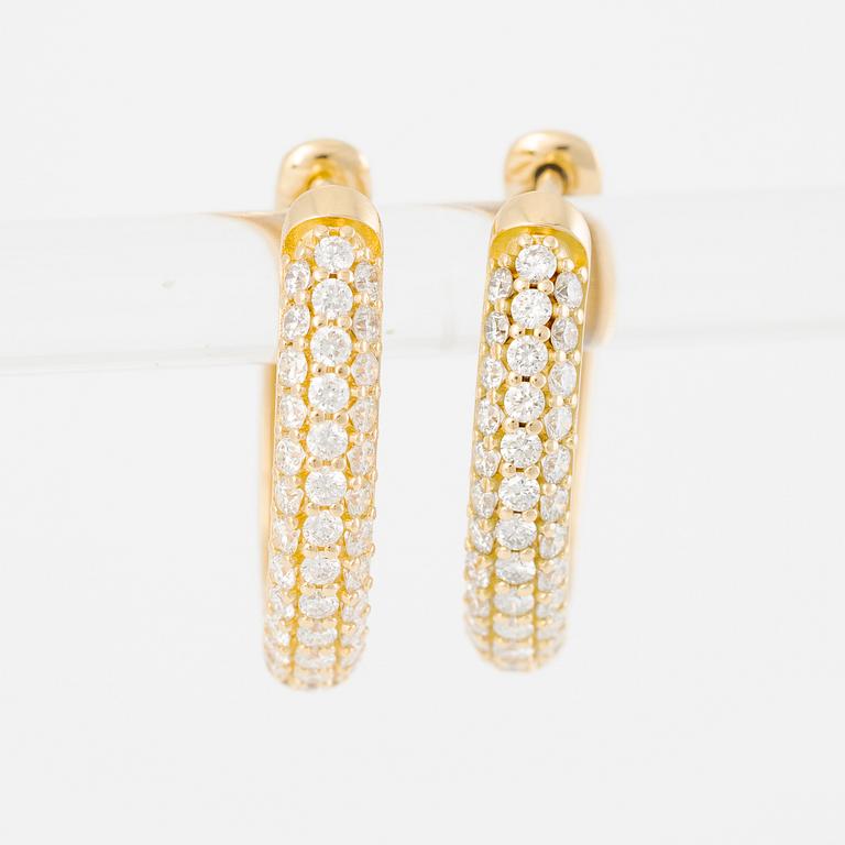 Hoop earrings in 18K gold set with brilliant-cut diamonds.