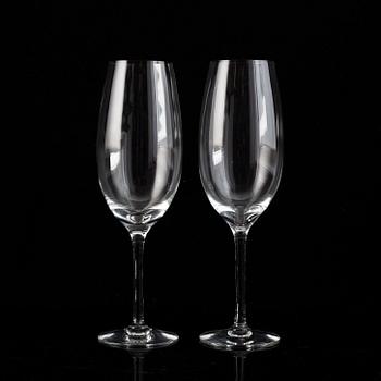 Reijmyre Glasbruk, 23 st vitvinsglas och 24 st champagneglas, modell "Senses", design Lina Öhlund.