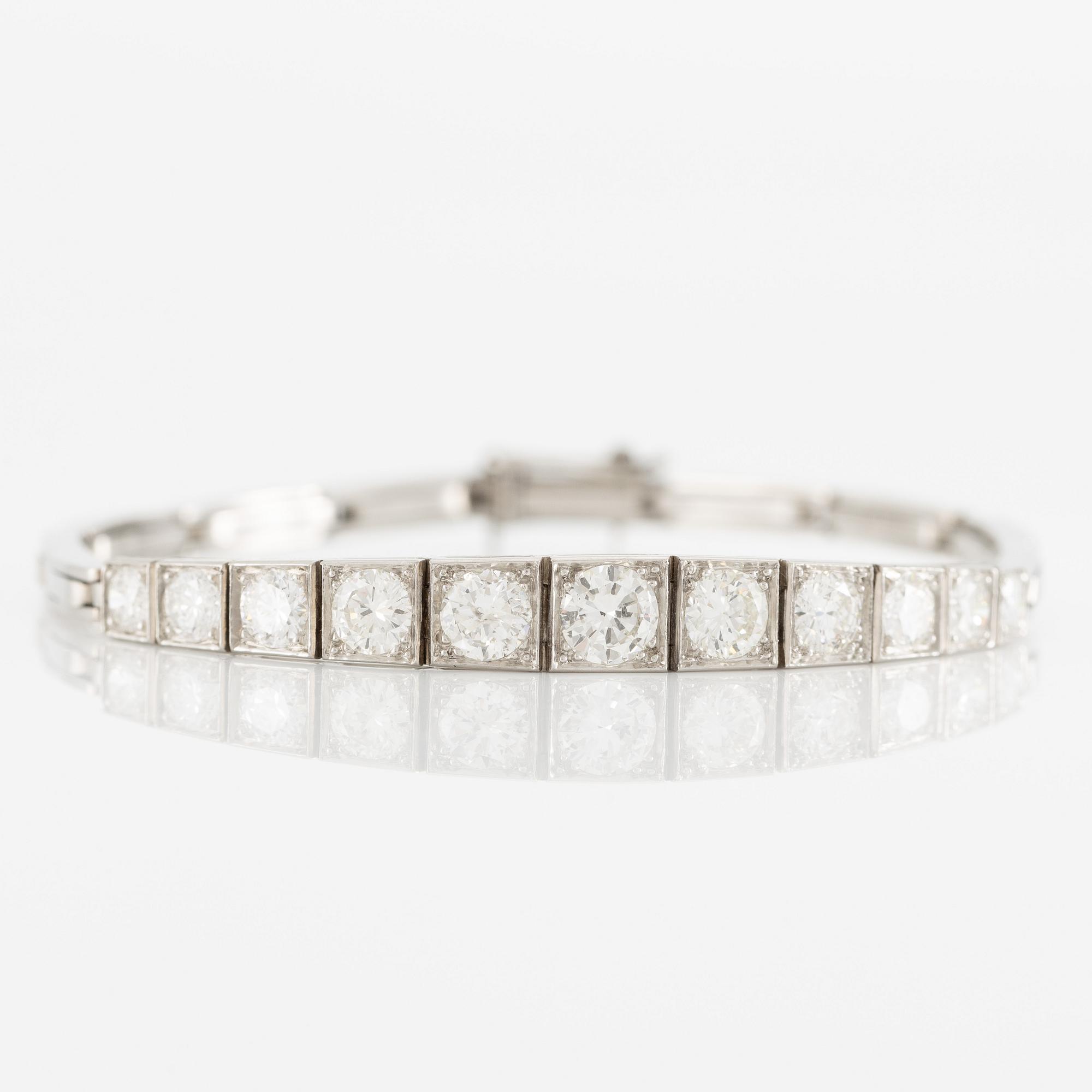 Bracelet, platinum with eleven brilliant-cut diamonds.