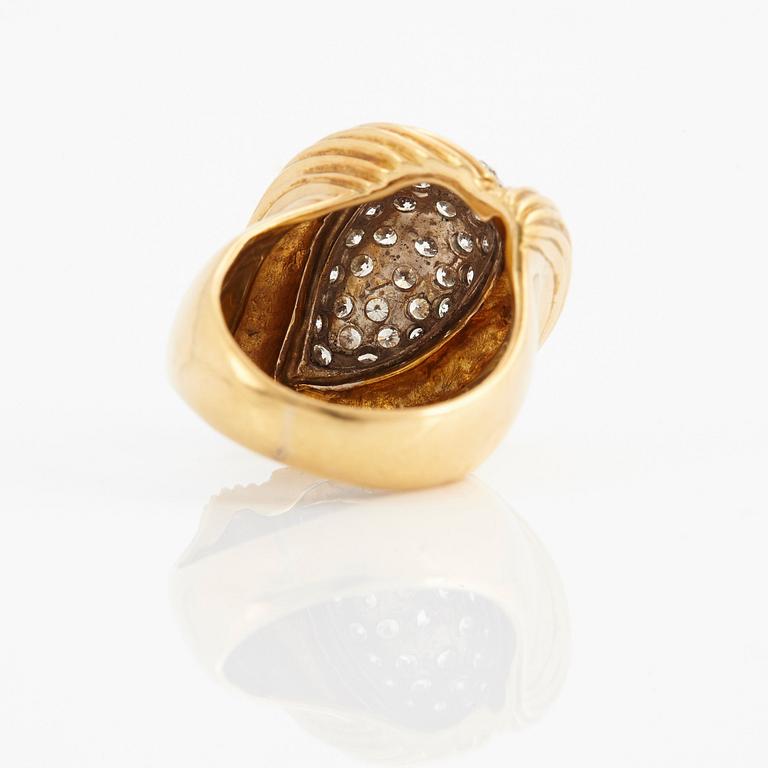 An 18K gold ring set with round brilliant-cut diamonds.