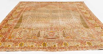 An antique Tabriz carpet, ca 404 x 276 cm.