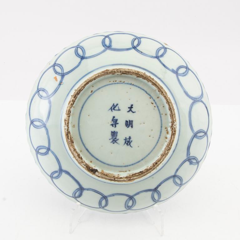 A blue and white Japanese dish, Edo period (1603-1868).