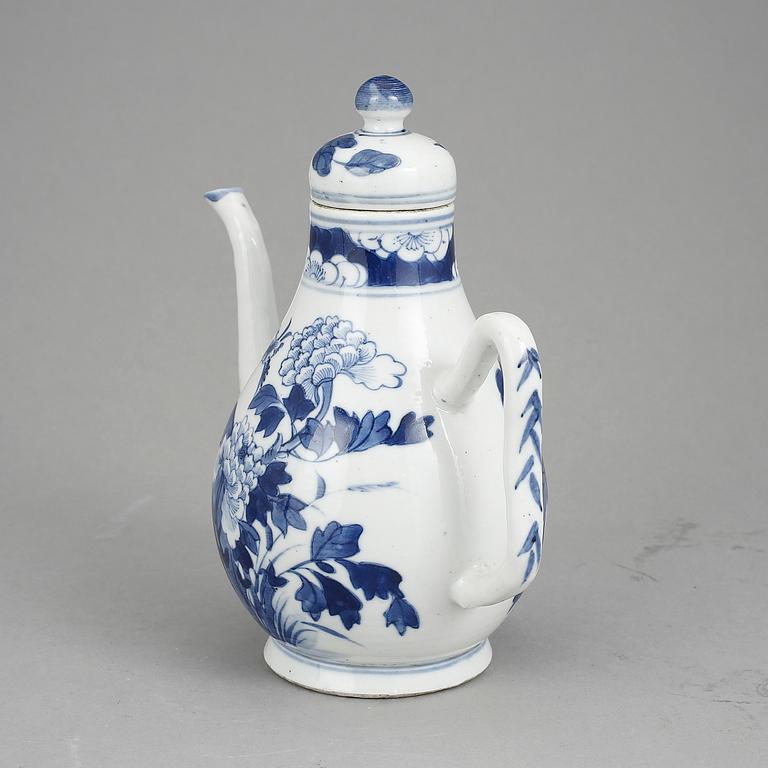 KANNA MED LOCK, porslin, Kina, Kangxi-stil 1800-tal.