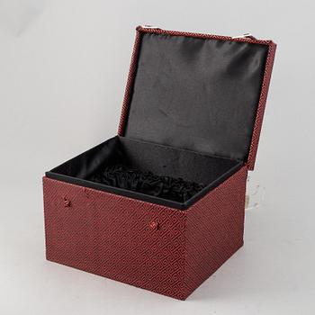 Lådor, fem stycken, tygklädda. Kina.