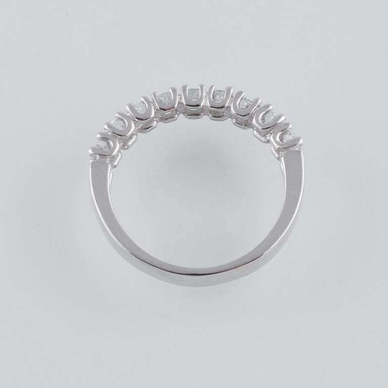 RING, 18K vitguld med 9 briljantslipade diamanter ca 0.72 ct, Milano, Italien.  Vikt 3,6 gram.