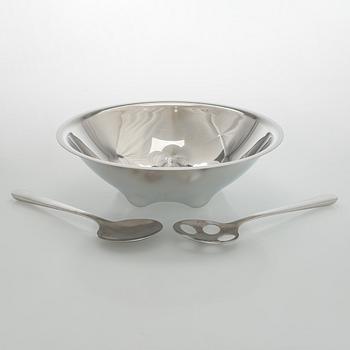 Stefan Lindfors, a stainless steel salad bowl with servers, Hackman, late 20th century.