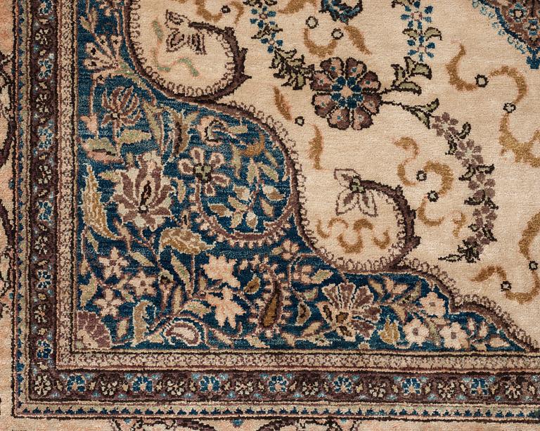 SEMI-ANTIQUE SILK KASHAN. 204,5 x 131,5 cm.