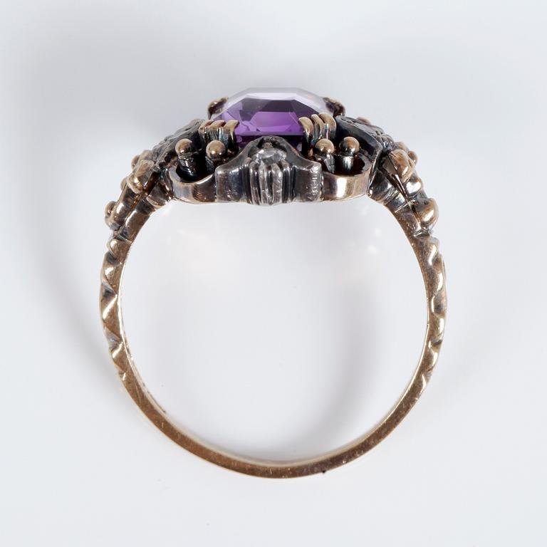 RING, 18k guld, med smaragdslipad ametist, ca 1,82 ct, och små diamanter K &E Carlson, Göteborg, 1939. Vikt ca 4,77 g.