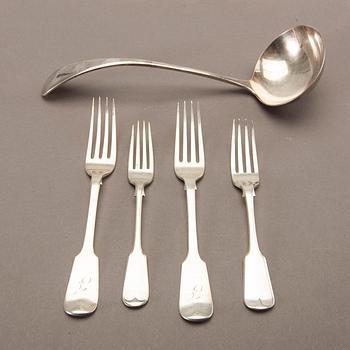 An English 20th century 21 pcs of silver cutlery, different makers, total weight ca 1120 gram.