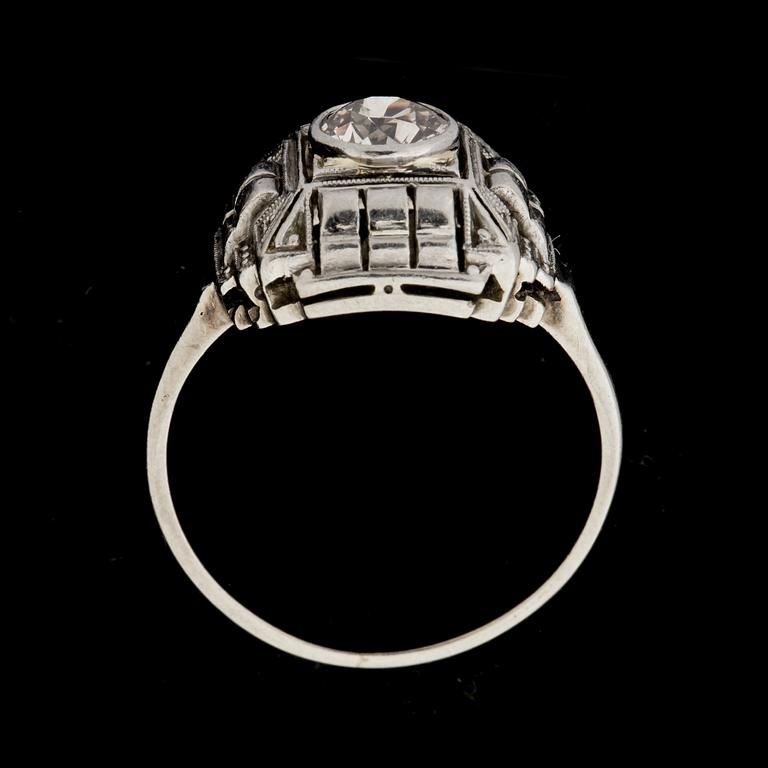 RING, 14 k guld med gammalslipad diamant ca 0,60 ct. Vikt ca 3 g.