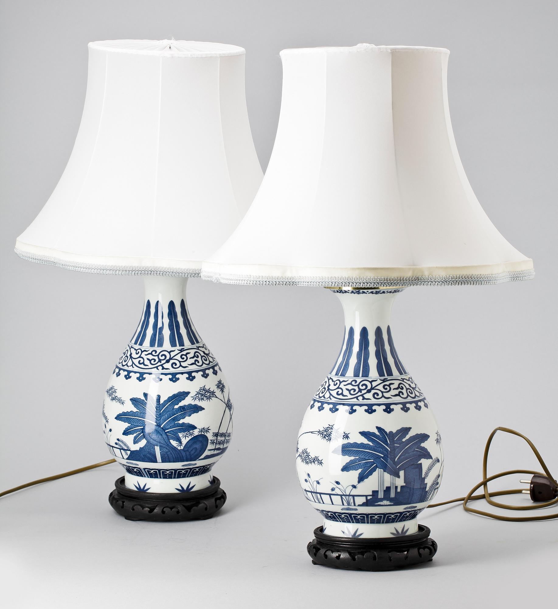 VAS/BORDSLAMPA, ett par, porslin, Kina. 1900-tal.