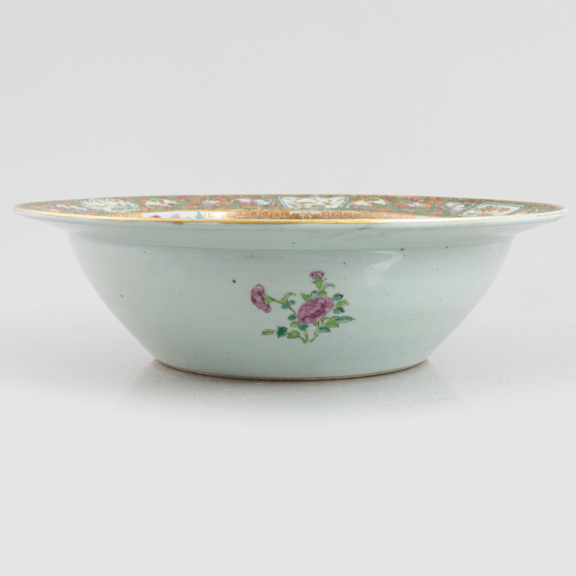 A Chinese Canton porcelain basin, Qing dynsaty, 19th century.