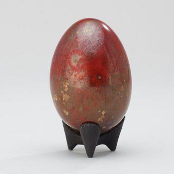 A Hans Hedberg faience box and two eggs, Biot, France.