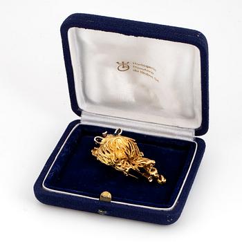 An 18K gold dog brooch set with eight-cut diamonds.