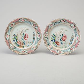 A pair of famille rose export porcelain dishes, Qing dynasty, Qianlong (1736-95).