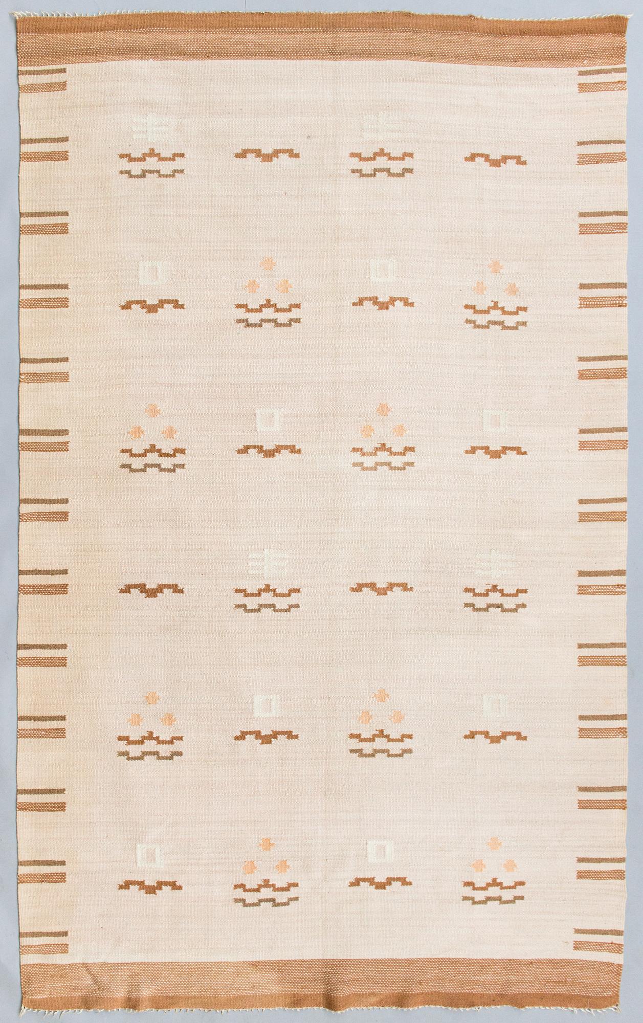 A 1930s Finnish flat weave carpet. Circa 310x195 cm.