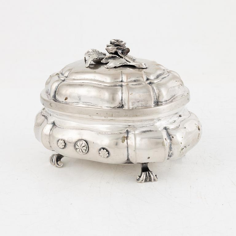 A silver sugerbox, early 19th century, unidentified makers mark, possibly Fellin, Estonia.