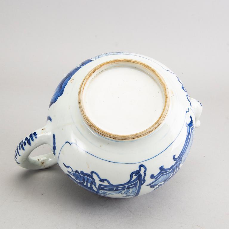 A blue and white tea pot, Qing dynasty, 18th Century.