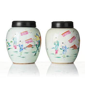 Urnor, ett par, porslin. Qingdynastin, 1800-tal.