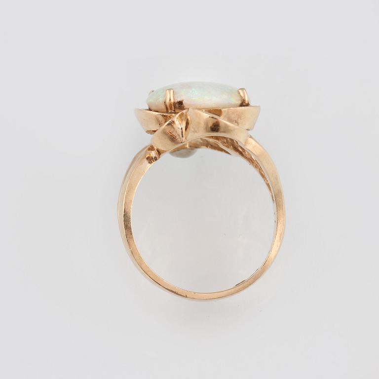 RING, 14K guld med vit opal. Vikt 5,8 gram.