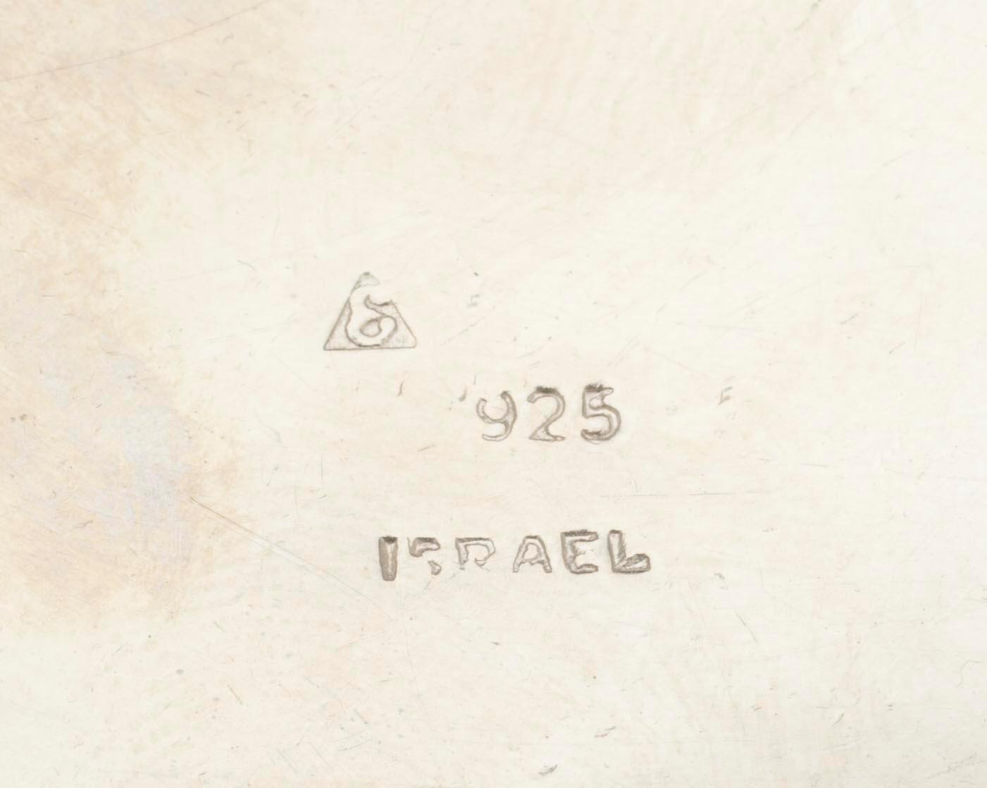 KAFFESKEDAR, 6 st, Auran Kultaseppä, Åbo 1960 samt FÖREMÅL i SILVER, 6 st, bl.a. Israel. Tot. vikt 173 g.