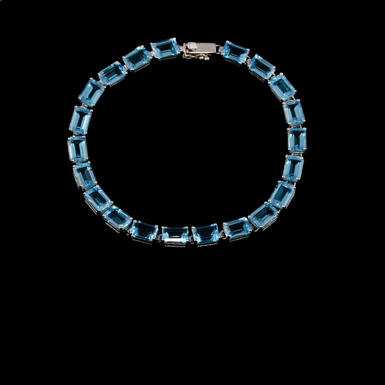 ARMBAND, 18k vitguld med 21 bagettslipade topaser. Vikt 12 g.