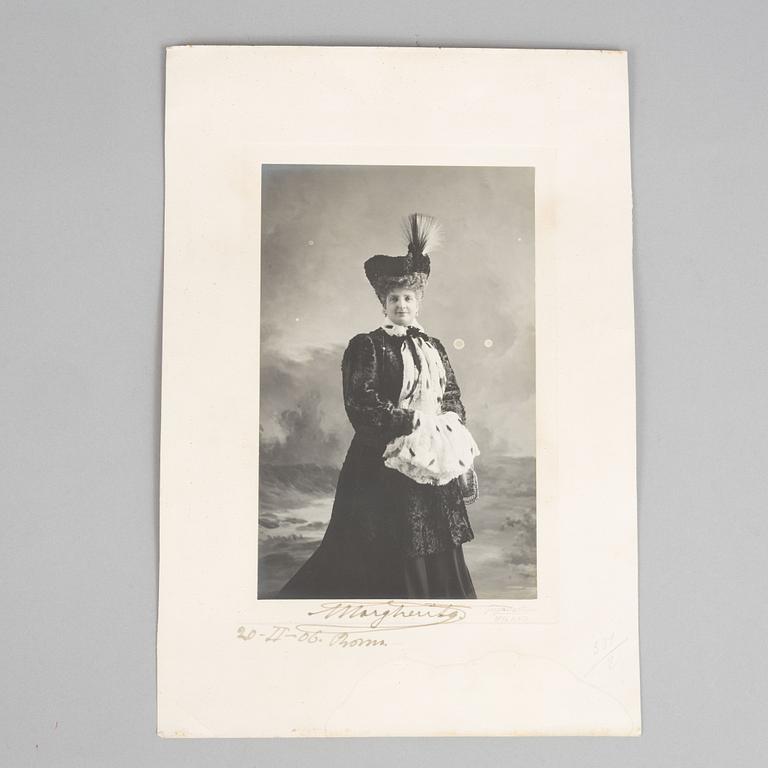 Photograph of Margherita of Savoy, with handwritten signature, dated 20-II-06. Rome.