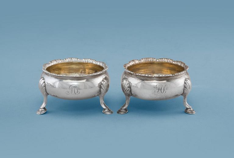 ETT PAR SALTKAR, sterling silver. D & R Hennell London 1763. Höjd 4 cm, vikt 106 g.