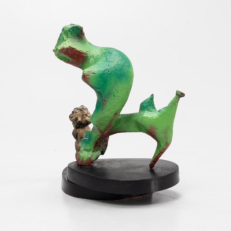 Tomas Almberg, skulptur. Bemålad brons, total höjd 38 cm, total längd 31 cm.